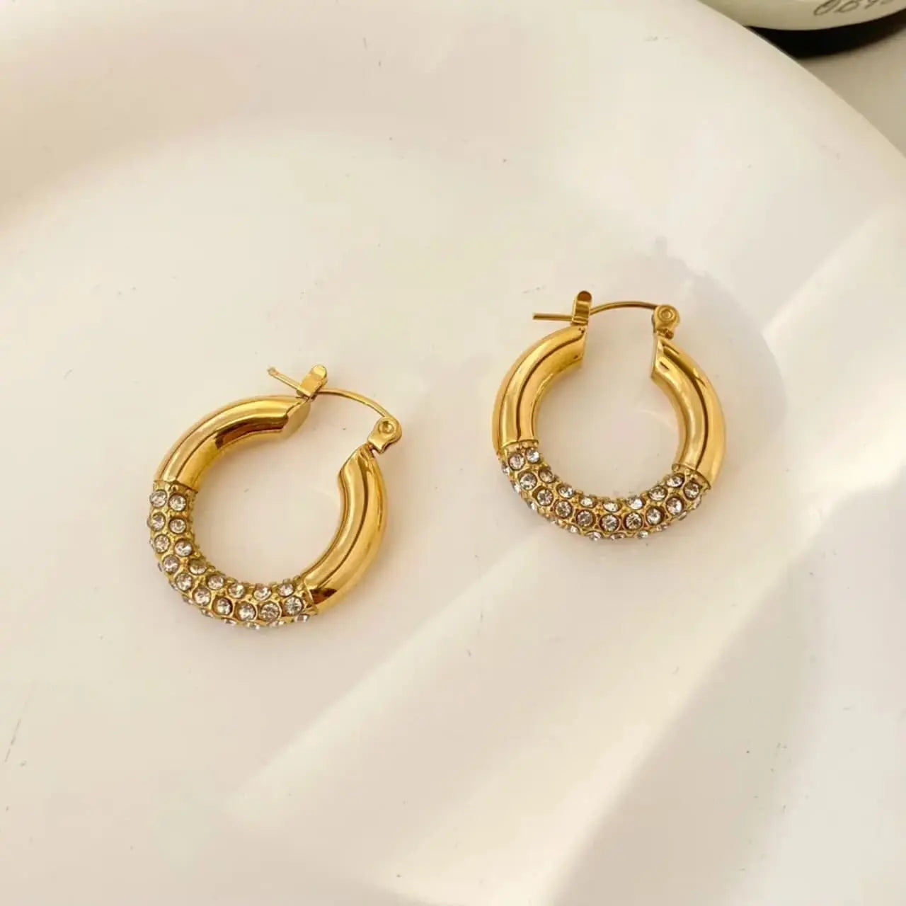 Artificial jewelleryAKaccessories