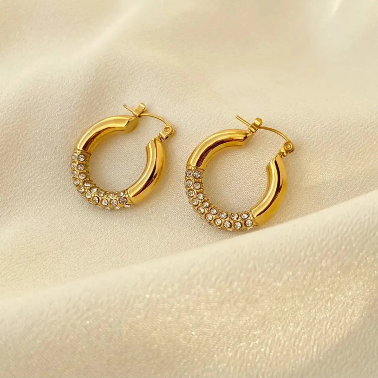 Artificial jewelleryAKaccessories
