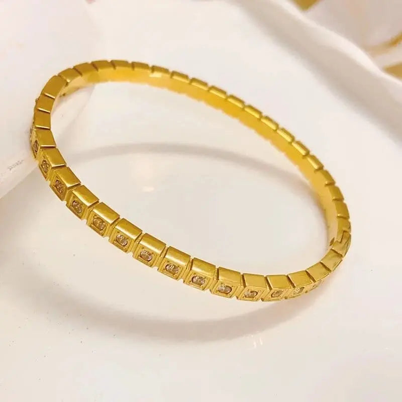 Artificial jewelleryAKaccessories