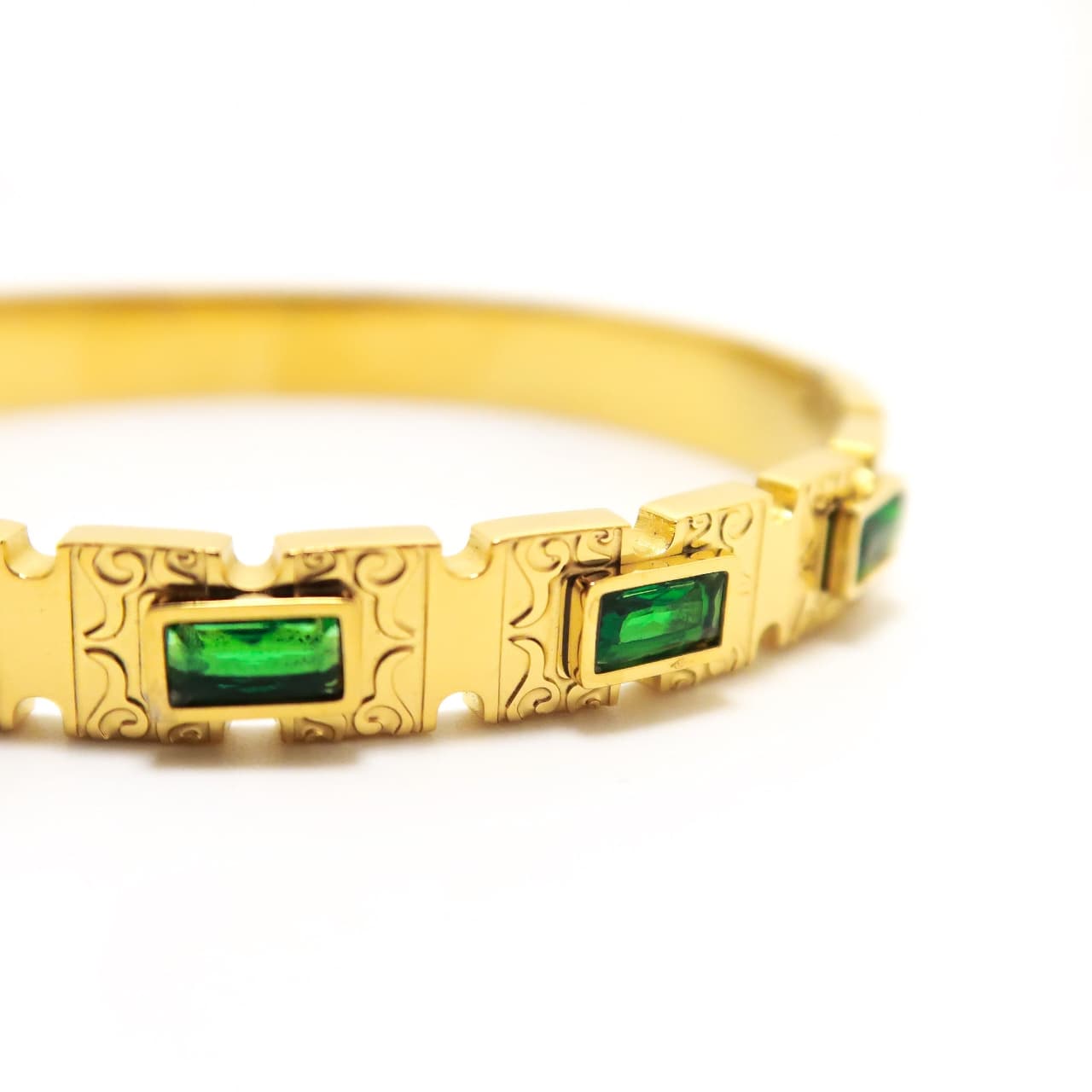 Artificial jewelleryAKaccessories