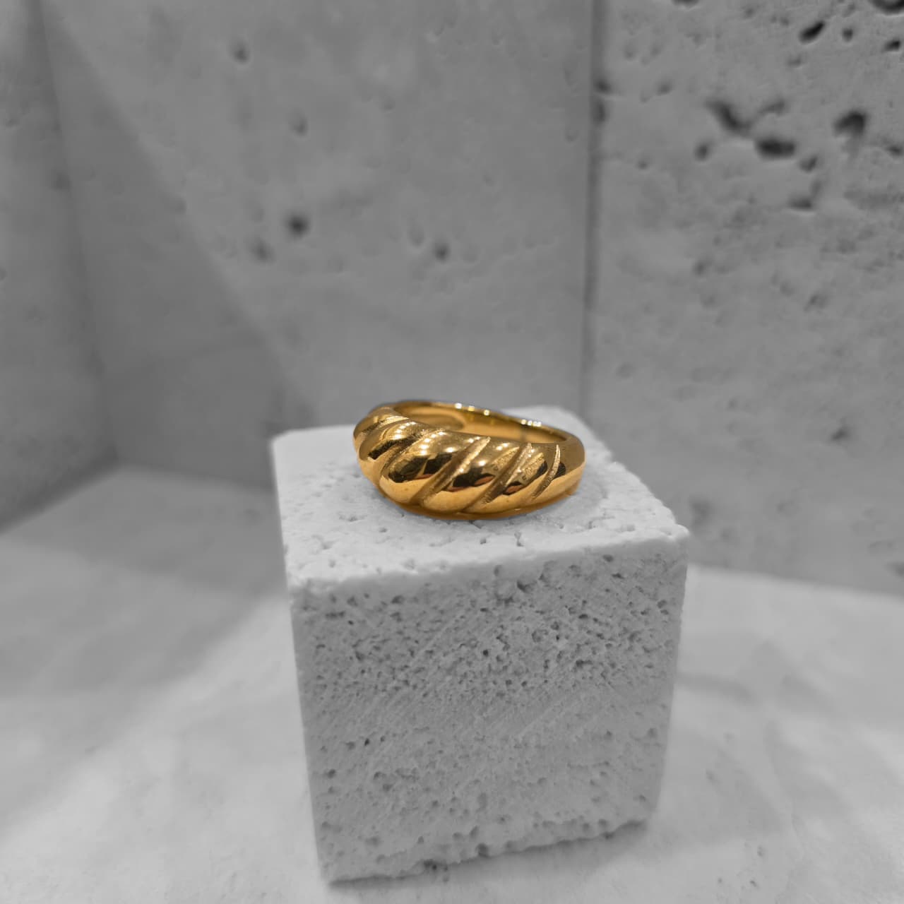 Croissant ring