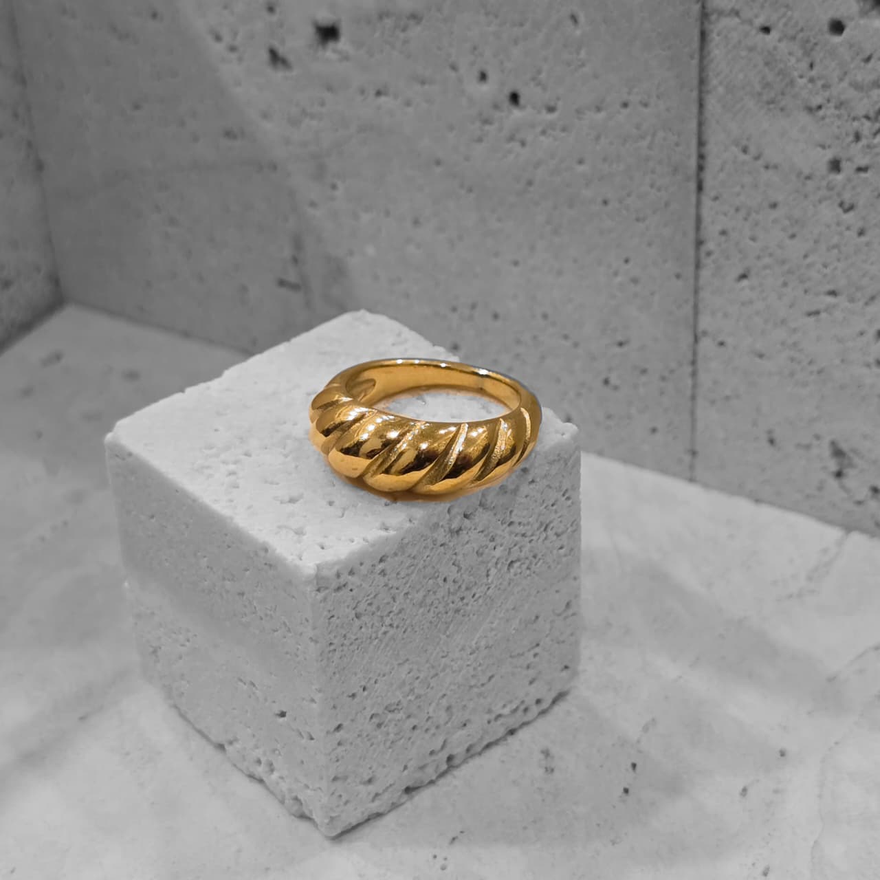 Croissant ring